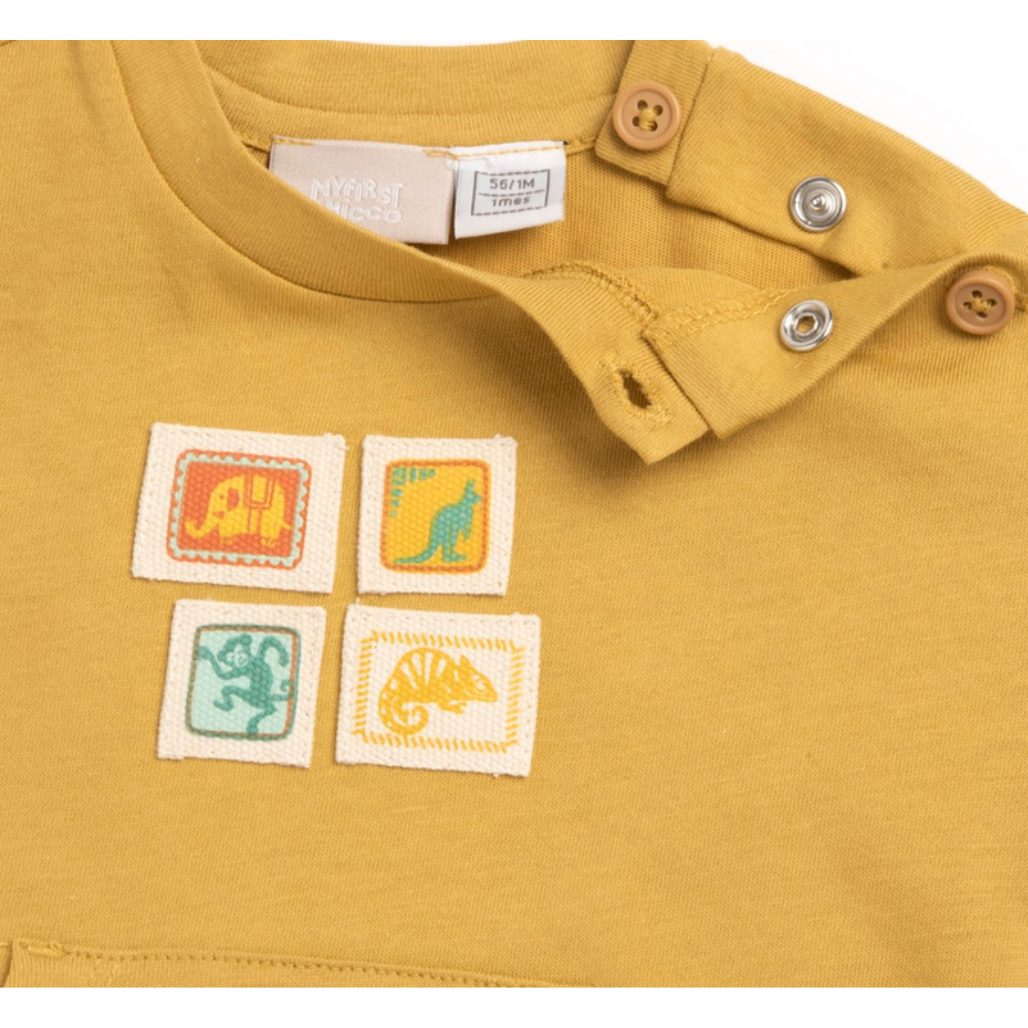 Chicco Baby T-Shirt in Senfgelb mit kleinen Tiermotiven und Knöpfen an der Schulter, weicher Stoff und bequem für den Alltag