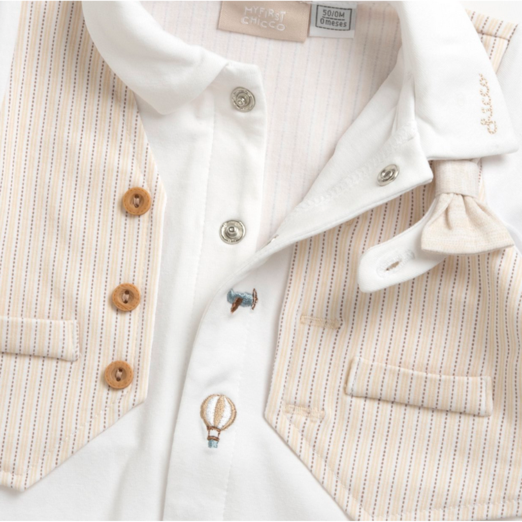 Chicco Babystrampler in Weiß mit angenähter Weste in Beige, Fliege und Knopfleiste, elegant und festlich für Babys